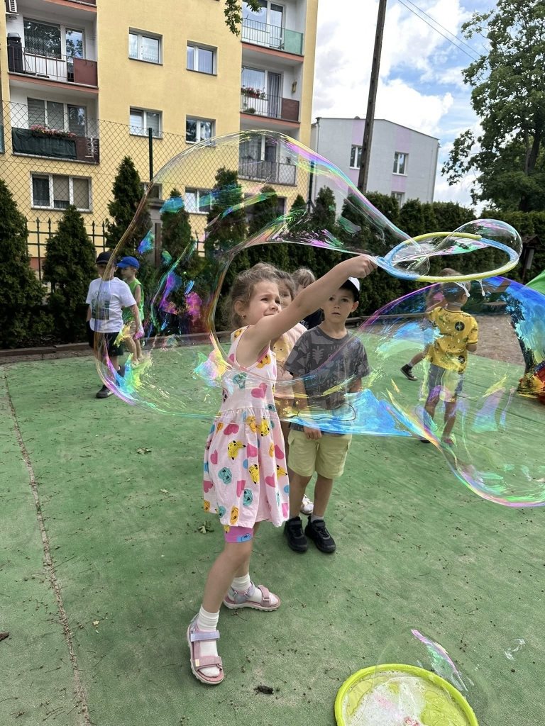 Dzieci puszczające bańki w przedszkolu Mali Odkrywcy